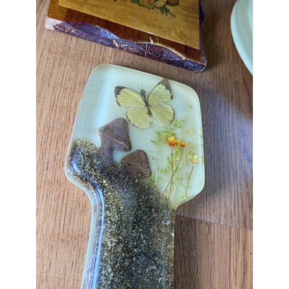 Vtg Acrylic Resin Lucite Trivet Set (2) + Spoon Rest + Wooden Mushroom Wall Art - Picture 11 of 16